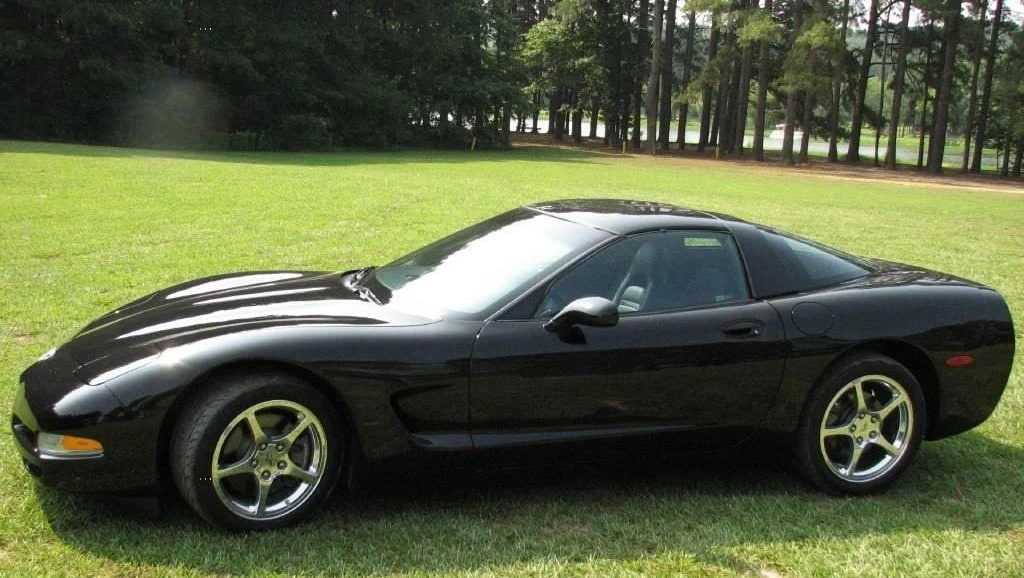 Corvette Generations/C5/C5 2003 Black Left 2.webp
